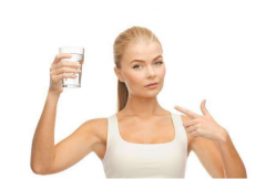 减肥期水分必不可少，定量定期喝水